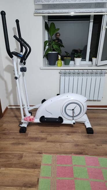 магнитная беговая дорожка: Эллиптический тренажёр (орбитрек), белый корпус с чёрными рукоятками и — 3