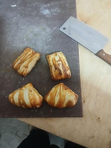 Азык-түлүктөр: Самса из тандыра формы, выпеченные в глиняном тандыре на дровах. - — 1