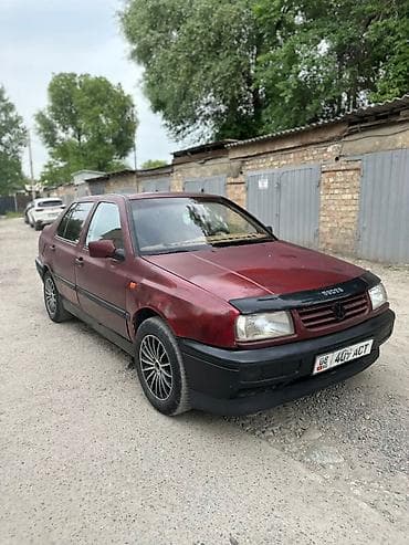 Унаа сатуу: Volkswagen Vento: 1993 г., 1.8 л, Кол менен иштөөчү, Бензин, Седан — 2