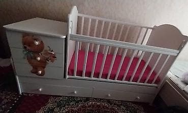 Парты: Детская кроватка белого цвета с комодом, украшенным изображением — 1