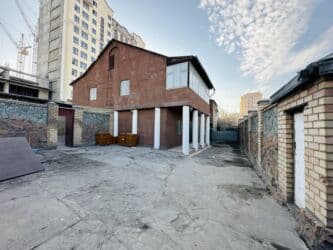 долгосрочная аренда дома: 700 м², 11 комнат, Забор, огорожен, Бассейн, Парковка — 30