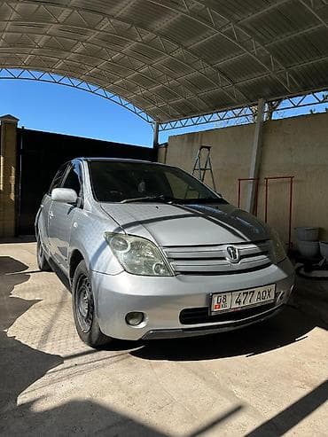 Компактный городской хэтчбек (правый руль), серебристый цвет кузова