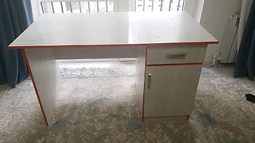 Компьютердик үстөлү, Колдонулган, Текчелери бар