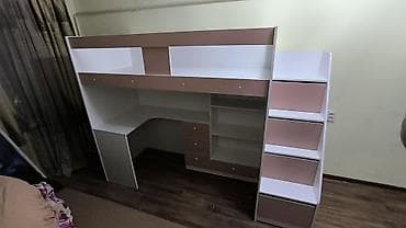 двухъярусная кровать и письменный стол: Кровать-чердак, выполненная в светлых тонах с розовыми вставками — 10