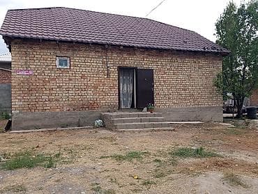 Недвижимость: Дом из кирпича с мансардной крышей. Вход через крыльцо с широкими — 2