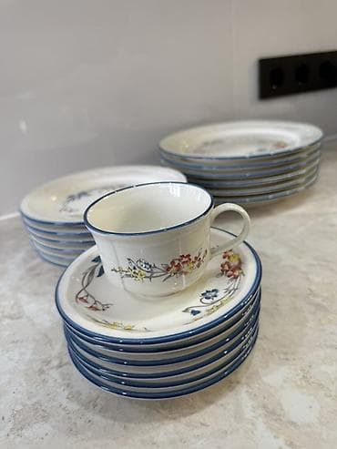 dinner table: Столовый сервиз из фарфора с цветочным декором и синей окантовкой — 4
