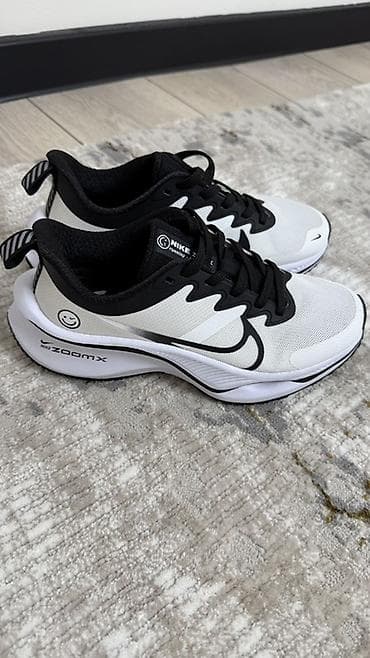 Кроссовки Nike ZoomX (белые с чёрным) - Модель с амортизацией ZoomX