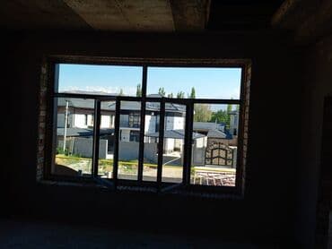 пластиковая крыша: Прямоугольное окно с рамой темно-коричневого цвета и четырьмя — 1