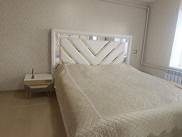 шкафы тумбы: Спальный гарнитур в современном стиле с золотистыми акцентами. Состав — 4