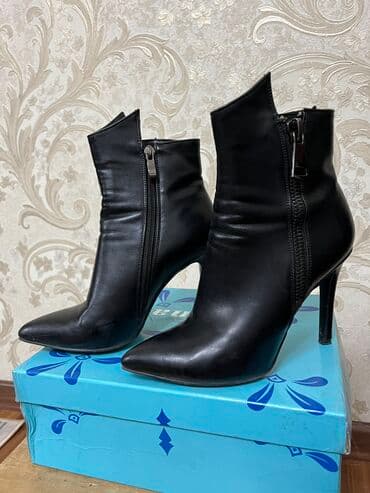 сапоги из натурального меха и кожи: Продаю турецкие Деми полусапожки 36 размера. Почти новые — 2
