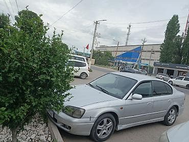 Продается легковой автомобиль седан серебристого цвета. Основные