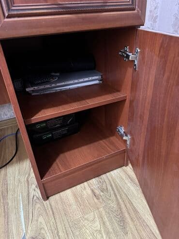 офис стол: Компьютердик үстөлү, Колдонулган, Текчелери бар — 4