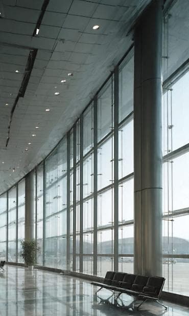 рамка для окон: Многосекционное окно с рамами из темного материала, вероятно, алюминия — 8