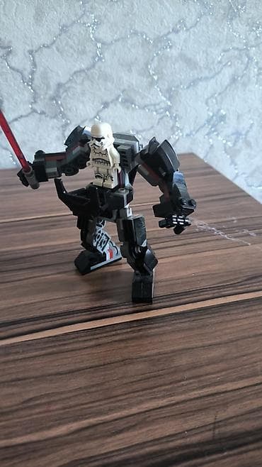 Фигуркa lego в стиле Star Wars: человекоподобный боевой мех с красным