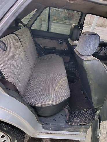 уаз hunter: Mazda 323: 1985 г., 1.5 л, Механика, Бензин, Хэтчбэк — 9