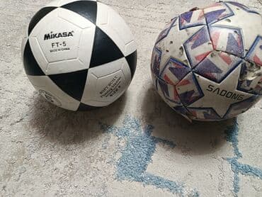 Футбольные мячи 
черный -350 Микаса 
красный -200 SADONG