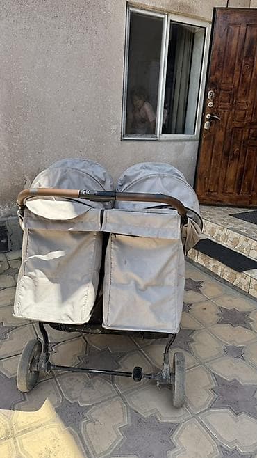 каляски для двойняшек: Коляска для двойни (side-by-side) - Посадочные места рядом, два — 2