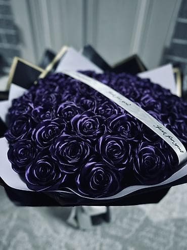 Букет из тёмно‑фиолетовых роз из атласной ленты - Эффектный