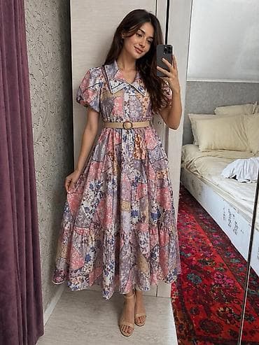 Платье миди с пэчворк-принтом и поясом - Фасон: расклёшенное миди с