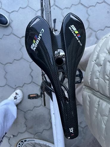 сел и поехал: Аэродинамическое велосипедное седло из карбона - Материал: полностью — 1