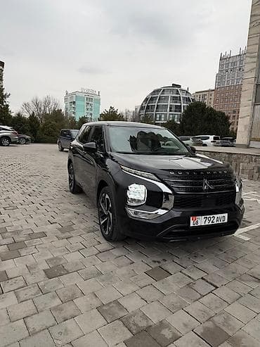 Mitsubishi Outlander (актуальное поколение), черный кроссовер — 1