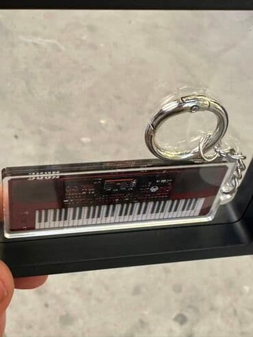 свадебные платья в бишкеке фото и цены: Брелок в виде миниатюрного синтезатора Korg - Лёгкий акриловый брелок — 5