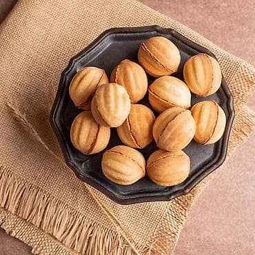 ягоды малины: Домашние песочные орешки с варёной сгущёнкой Свежие, нежные, много — 1