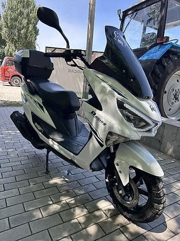 старые мотоциклы: Макси-скутер 150 куб. см, Бензин — 1
