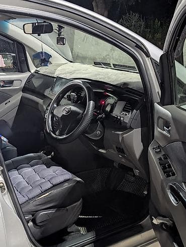 8: Toyota Isis: 2005 г., 1.8 л, Автомат, Бензин, Минивэн — 6