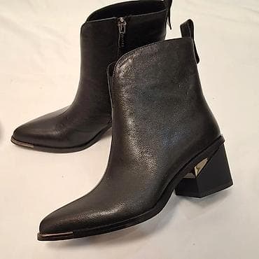 foot patch: Женские ботильоны из черной гладкой кожи с заостренным носком. Средний — 2