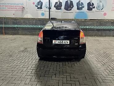 таёт: Toyota Prius: 2011 г., 1.8 л, Вариатор, Гибрид, Хэтчбэк — 4