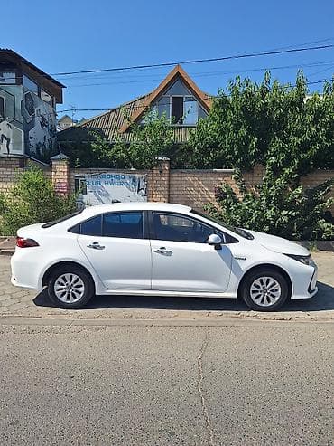 e2 byd: Toyota Corolla: 2022 г., 1.8 л, Вариатор, Гибрид, Седан — 4
