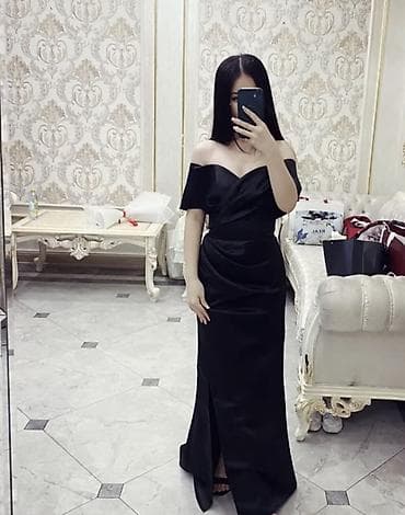 Элегантное вечернее платье в пол из гладкой атласной ткани. - Цвет