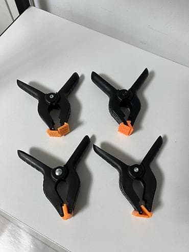 тиски слесарные маленькие: 1 шт - 300сом зажимов-прищепок для столярных и бытовых работ. - — 2