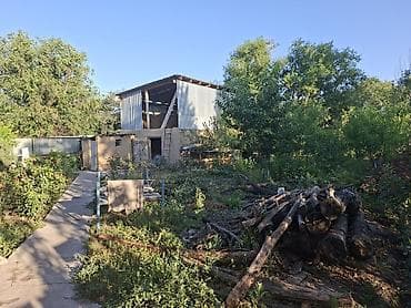 Дома: Продается жилой дом с участком. Описание объекта: - Дом капитальный — 4