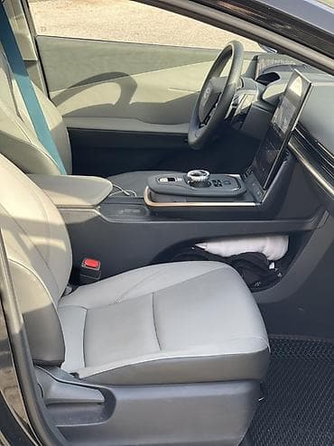 srv 2: Toyota bZ3: 2025 г., Электромобиль, Седан — 9