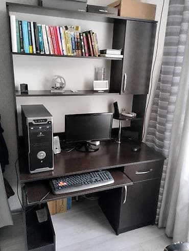 Компьютерный стол, С полками