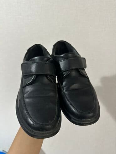 Классические чёрные детские туфли-лоферы с ремешком на липучке at lalafo.kg Классические чёрные детские туфли-лоферы с ремешком на липучке