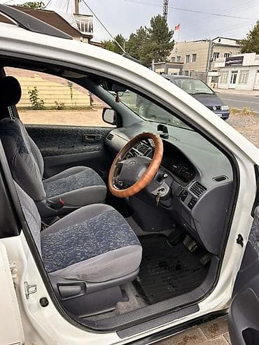 минвены: Toyota Ipsum: 1997 г., Минивэн — 5