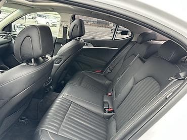 гитара корт: Genesis G70, белый седан бизнес-класса. Свежий перегон, машина — 10