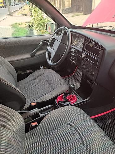 Унаа сатуу: Volkswagen Passat: 1990 г., 2 л, Кол менен иштөөчү, Бензин, Седан — 4