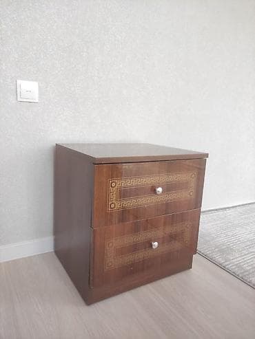 Спальный гарнитур в классическом стиле, цвет — тёмное дерево с