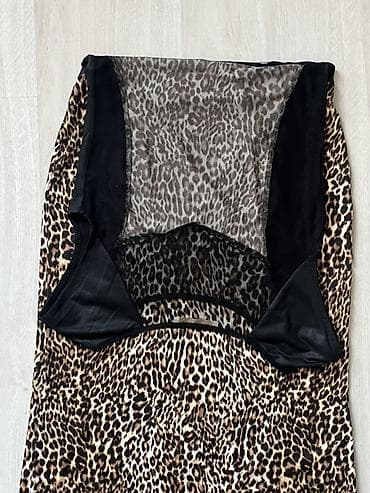 леопардовое платье: Платье с леопардовым принтом и контрастными чёрными вставками. - — 4