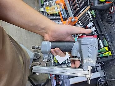 Пневматический степлер для крепления материалов скобами. Инструмент