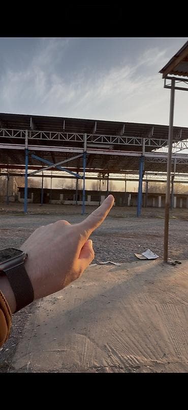 Крытая площадка/ангар с металлическими фермами и открытой планировкой