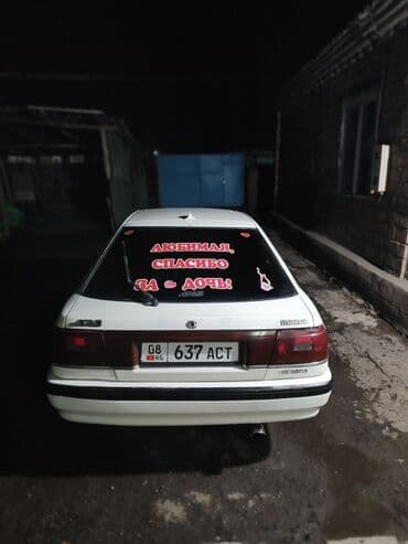 camry 2010: Белый седан среднего класса, 4 двери, привод на передние колеса. Кузов — 2