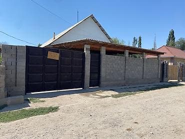 Дом с большим двором и высоким забором/воротами. Въезд через широкие