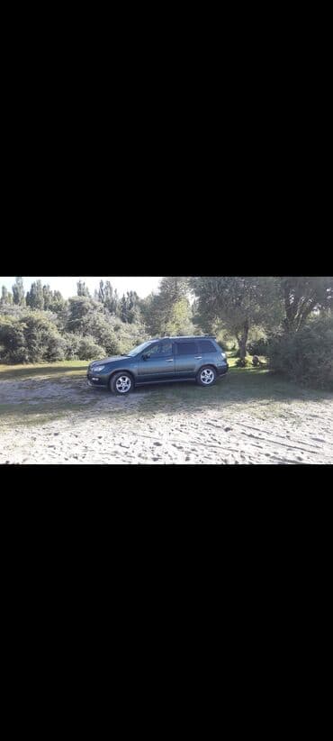 Продаётся кроссовер/внедорожник среднего размера в тёмно‑зеленом