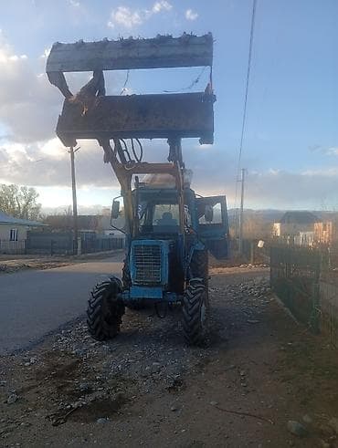 мтз 1222: Фронтальный погрузчик на базе колёсного трактора - Колёсная формула — 4