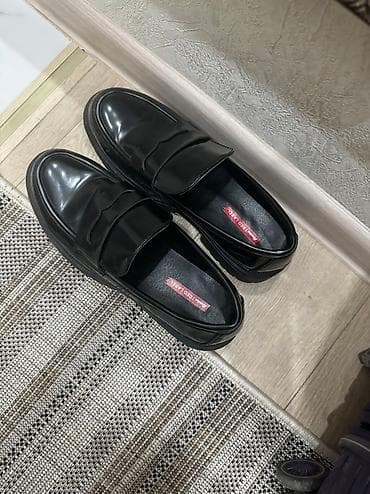 лоферы оригинал: Классические черные лоферы с глянцевой поверхностью. Модель выполнена — 3